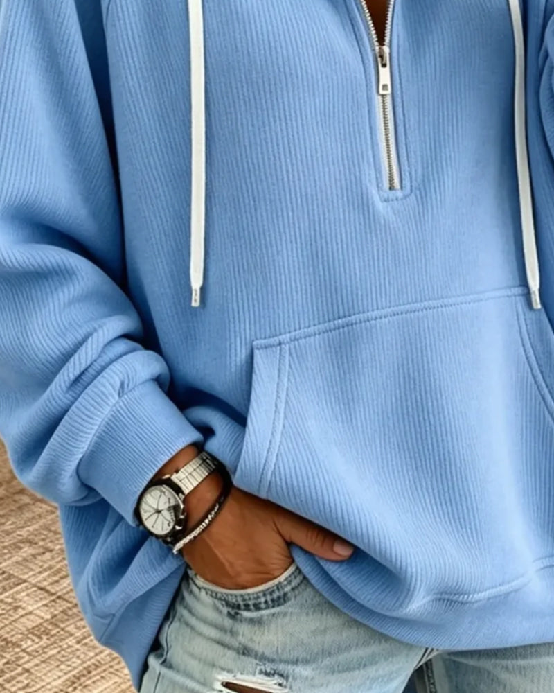 Bluza z kapturem na zamek prezentowana z boku