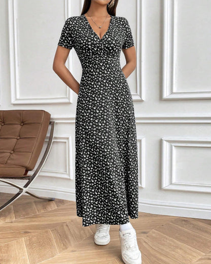 Elegancka obcisła sukienka z nadrukiem