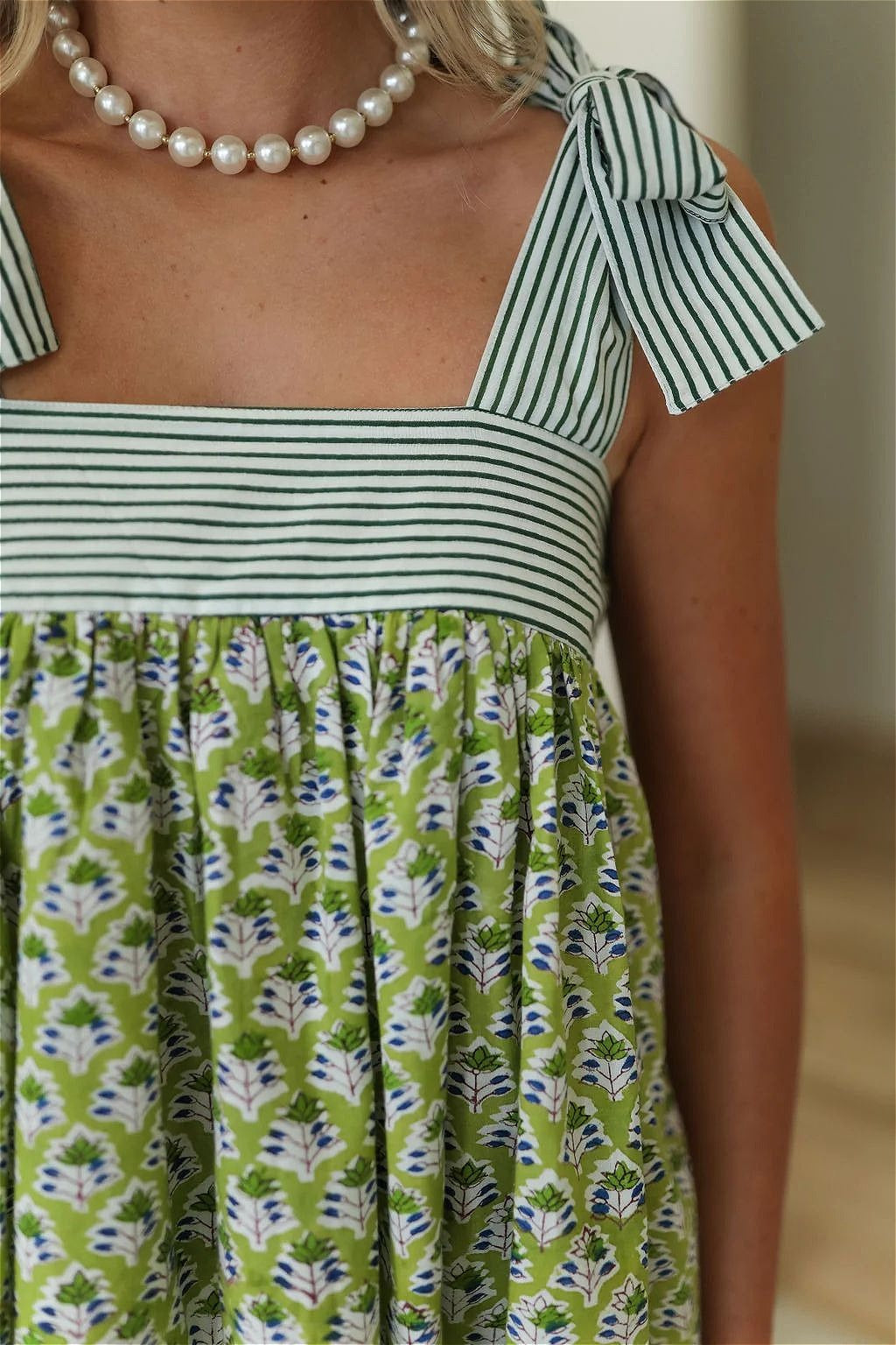 Tył sukienki midi patchwork bez rękawów w lekkim, codziennym stylu