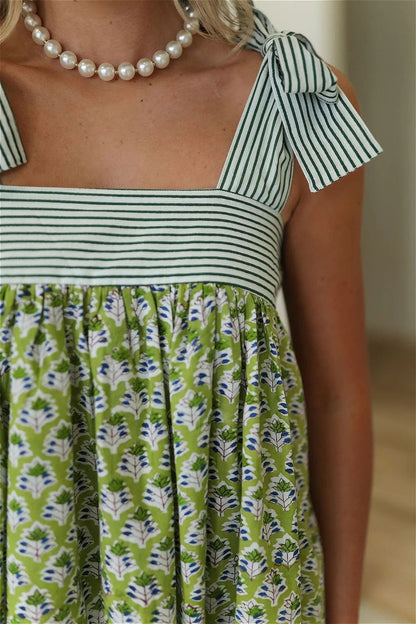 Tył sukienki midi patchwork bez rękawów w lekkim, codziennym stylu