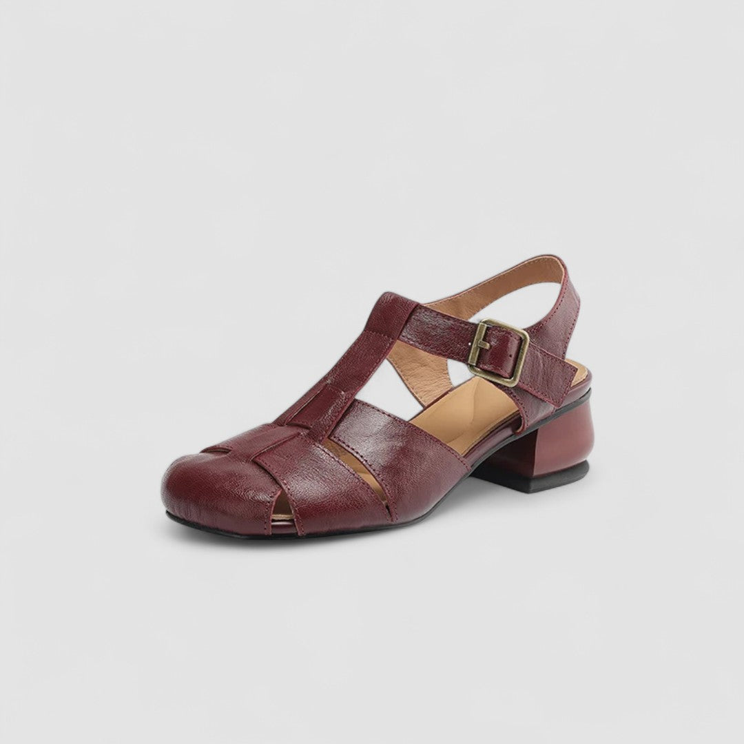 Damskie buty Mary Jane na niskim obcasie, ujęcie z boku