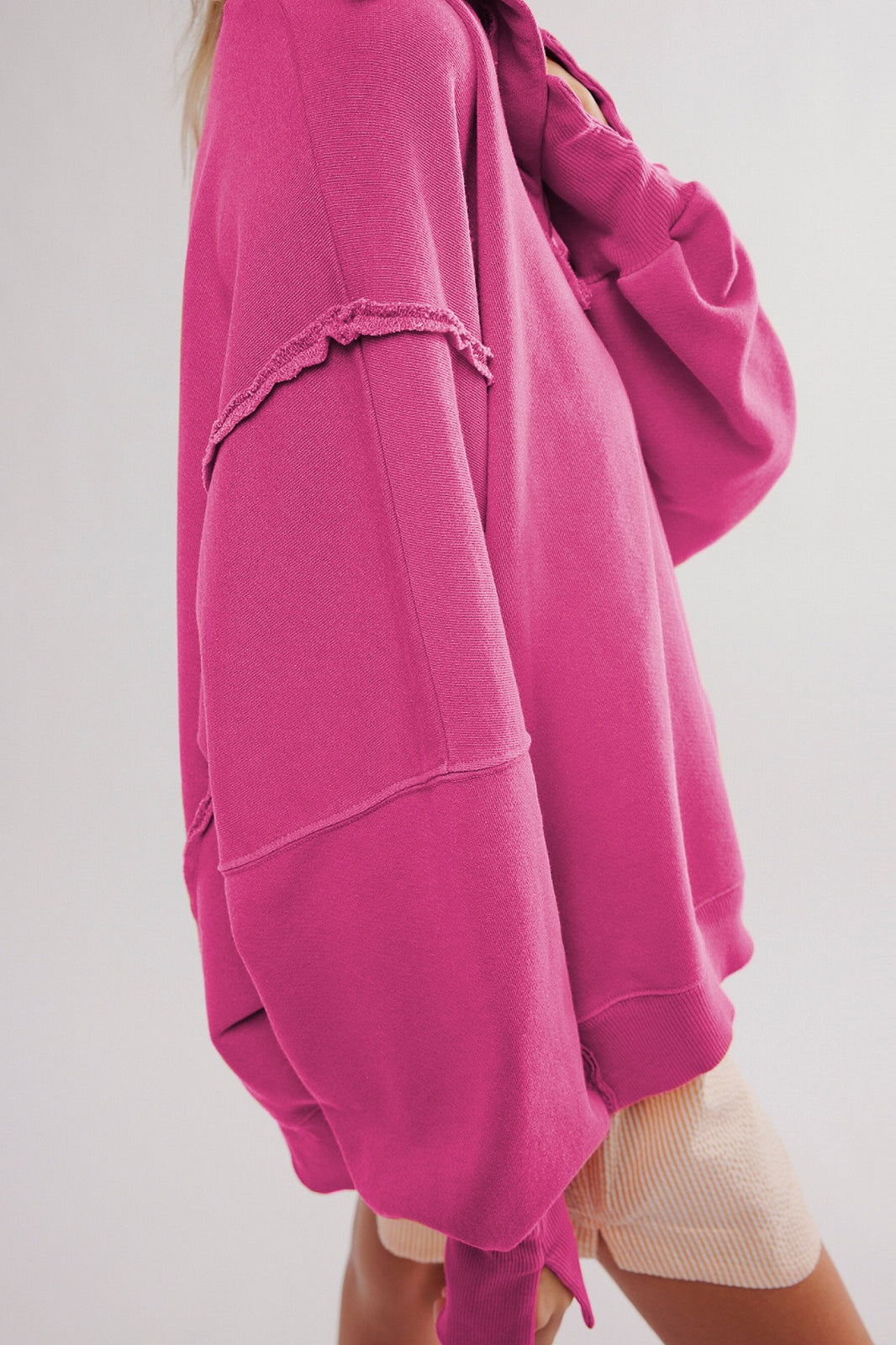 Damska bluza oversize do codziennych stylizacji, pełna sylwetka