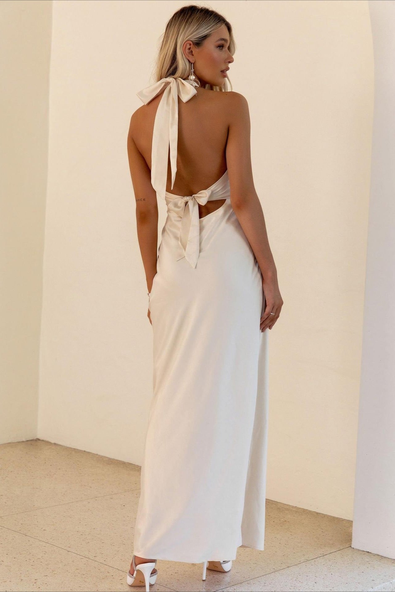 Damska elegancka sukienka bodycon maxi widok z tyłu