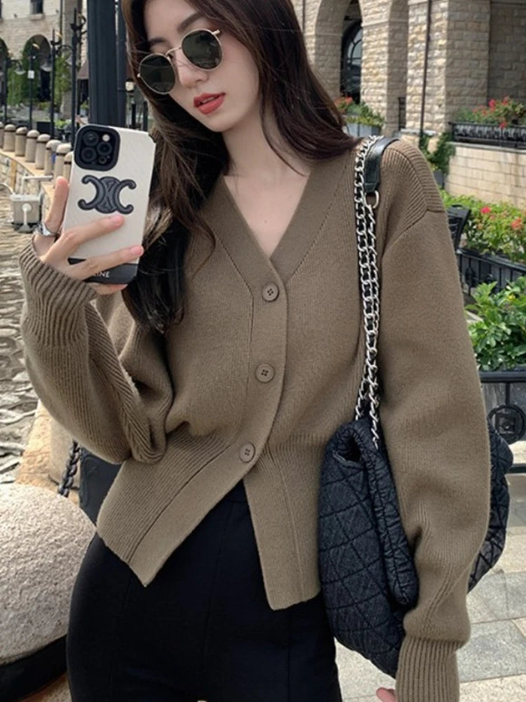 Dopasowany sweter rozpinany z dzianiny z dekoltem w serek
