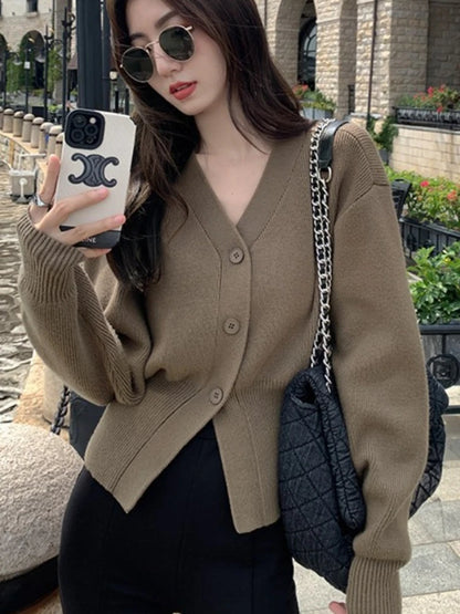 Dopasowany sweter rozpinany z dzianiny z dekoltem w serek