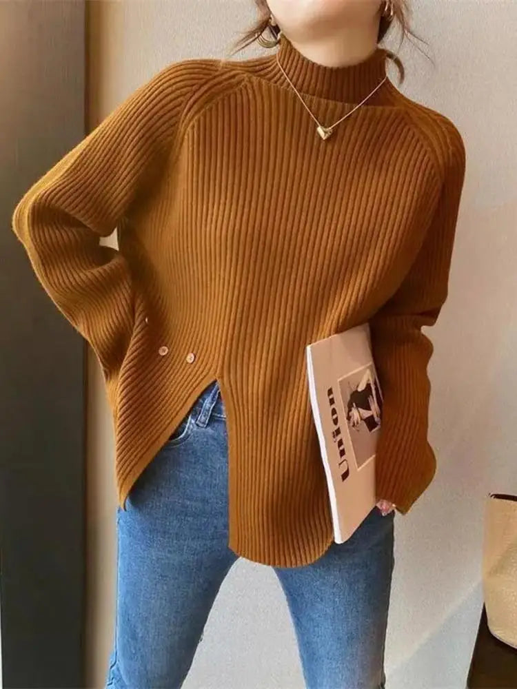 Damski sweter z dzianiny z golfem, rozcięciem i detalem guzików