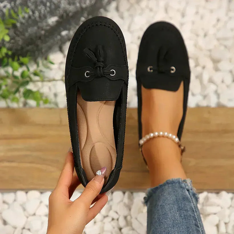 Damskie buty wsuwane typu lordsy, profil boczny