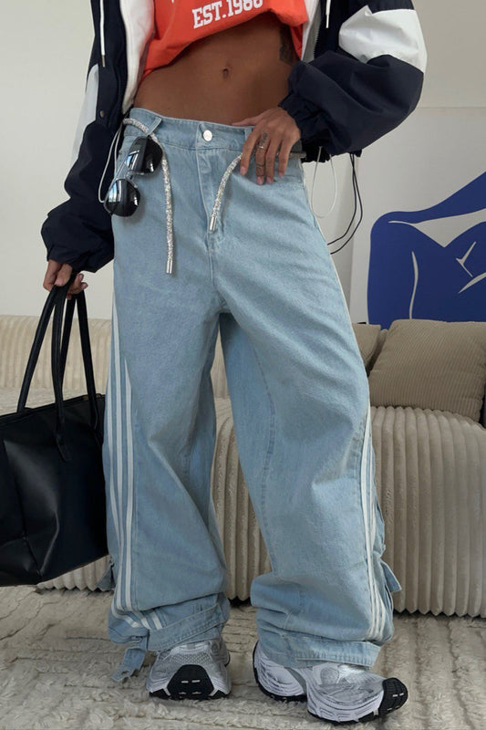 Damskie jeansy wide leg w paski z niskim stanem, widok z przodu