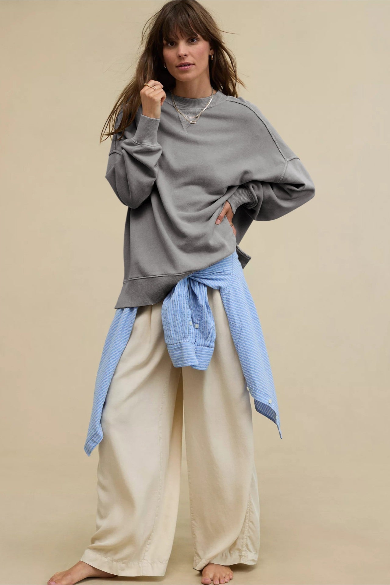 Zbliżenie na rękaw i luźny krój damskiej bluzy oversize