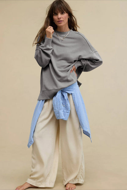 Zbliżenie na rękaw i luźny krój damskiej bluzy oversize