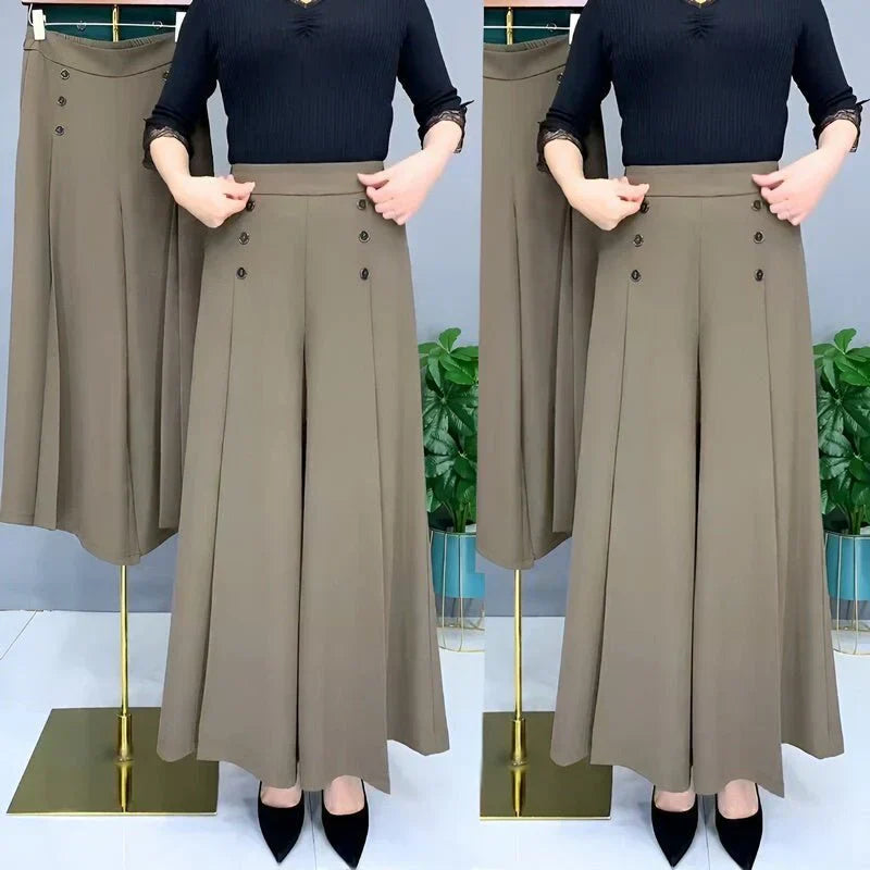 Damskie spodnie wide leg na modelce, stylizacja na co dzień