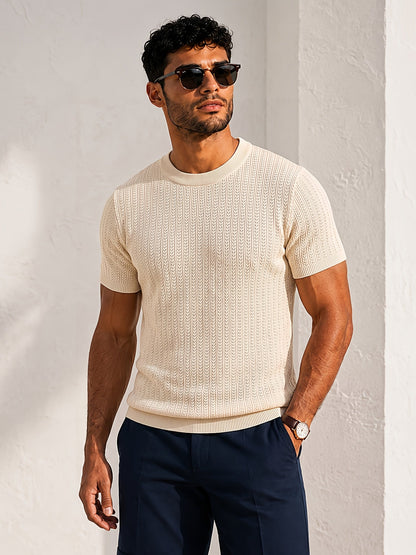 Damski top z ażurową strukturą na modelce z boku