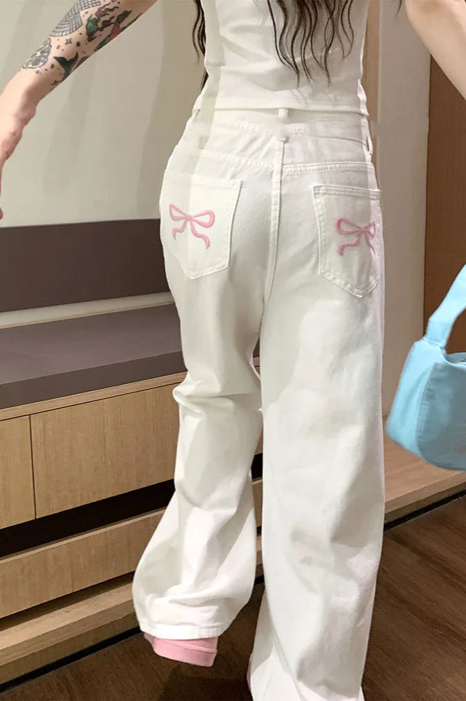 Różowe jeansy damskie wide leg prezentowane na modelce