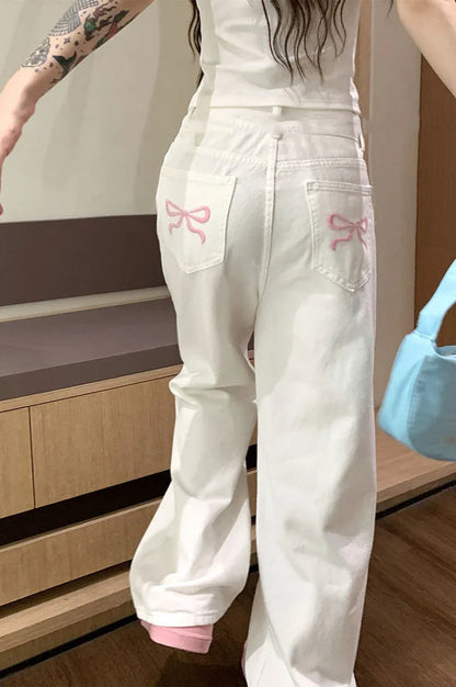 Różowe jeansy damskie wide leg prezentowane na modelce