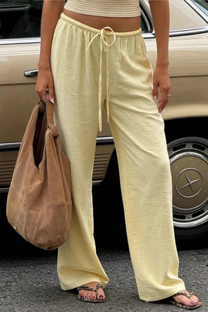 Modelka w damskich spodniach wide leg ze ściągaczem