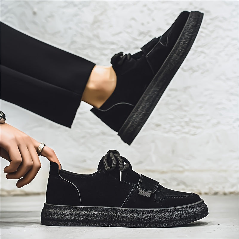 Damskie zamszowe sneakersy na platformie para butów na białym tle