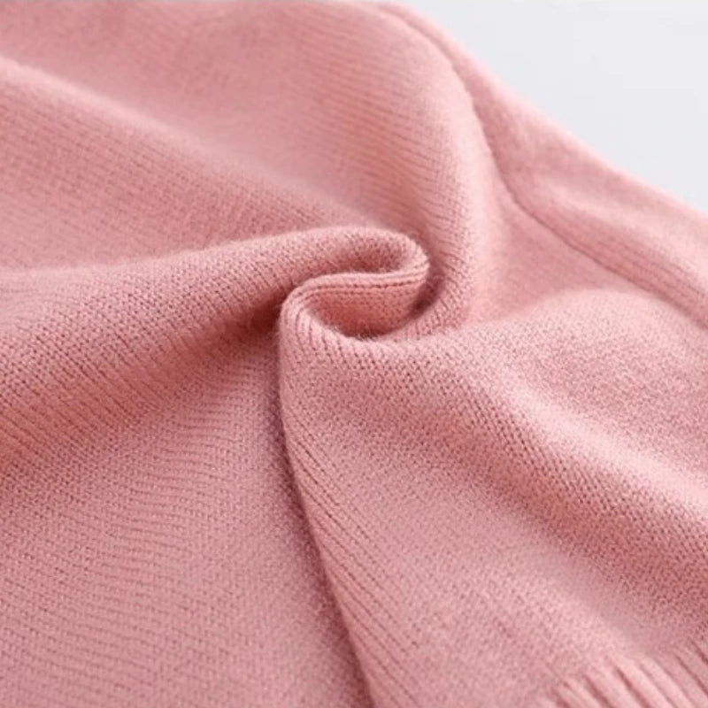 Krótki sweter damski z dzianiny z dekoltem w serek