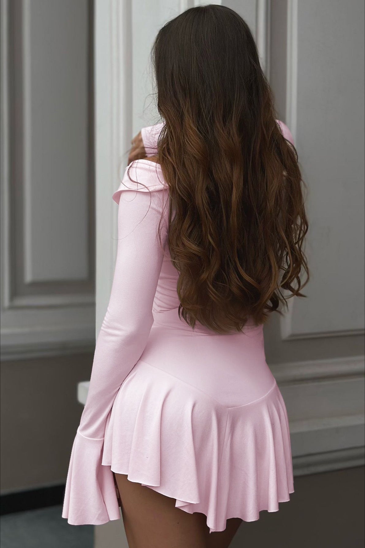 Elegancka damska sukienka mini o dopasowanym kroju, ujęcie z boku