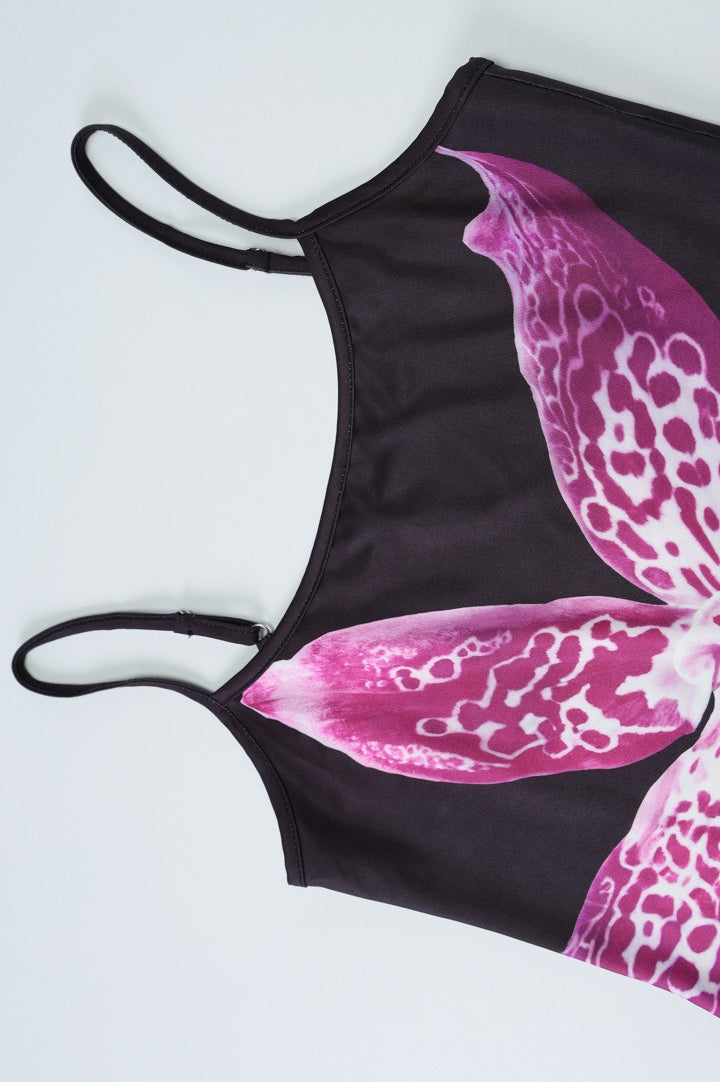 Lekki damski top w kwiaty zestawiony z letnią stylizacją