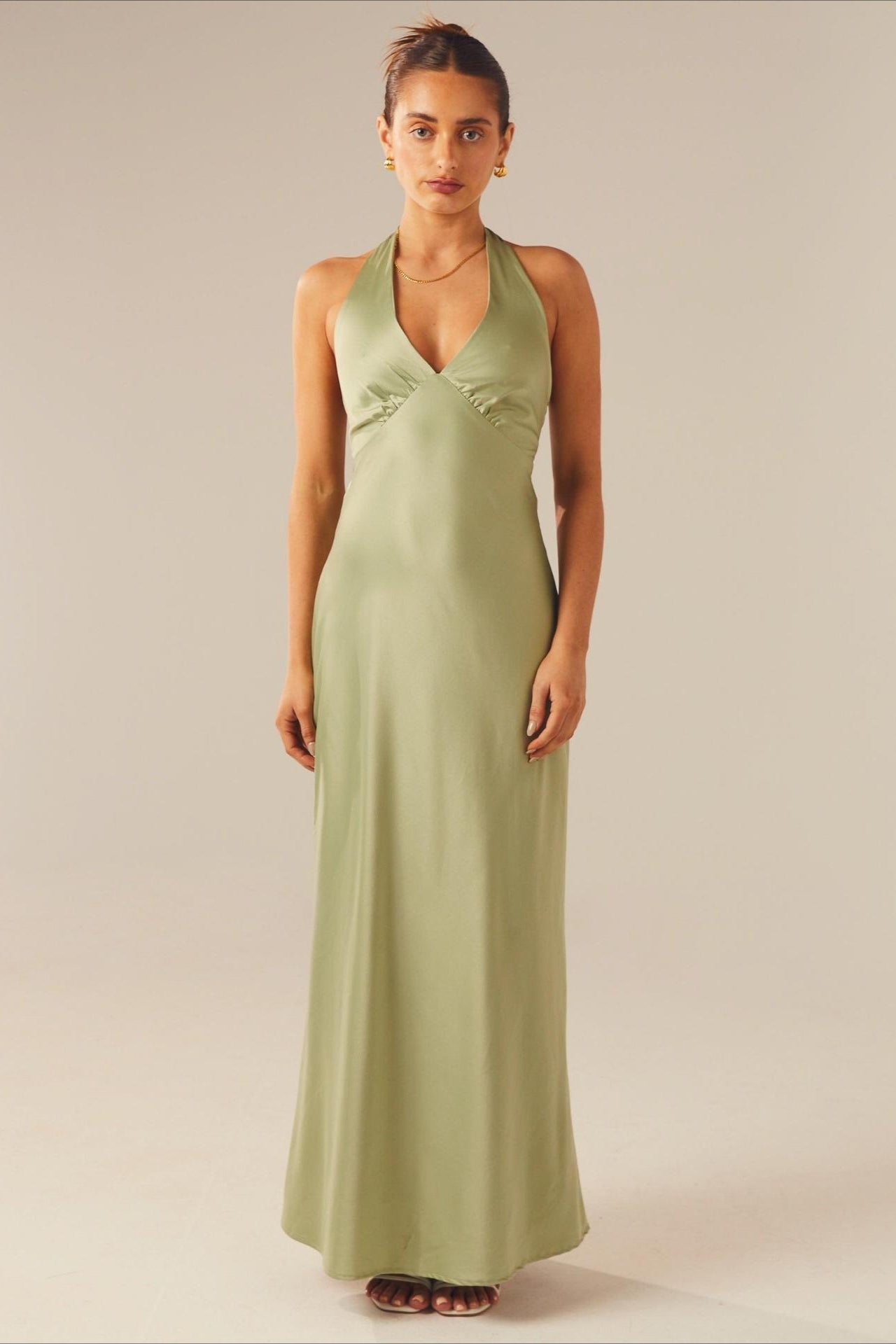 Zbliżenie dekoltu V w damskiej sukience maxi bodycon