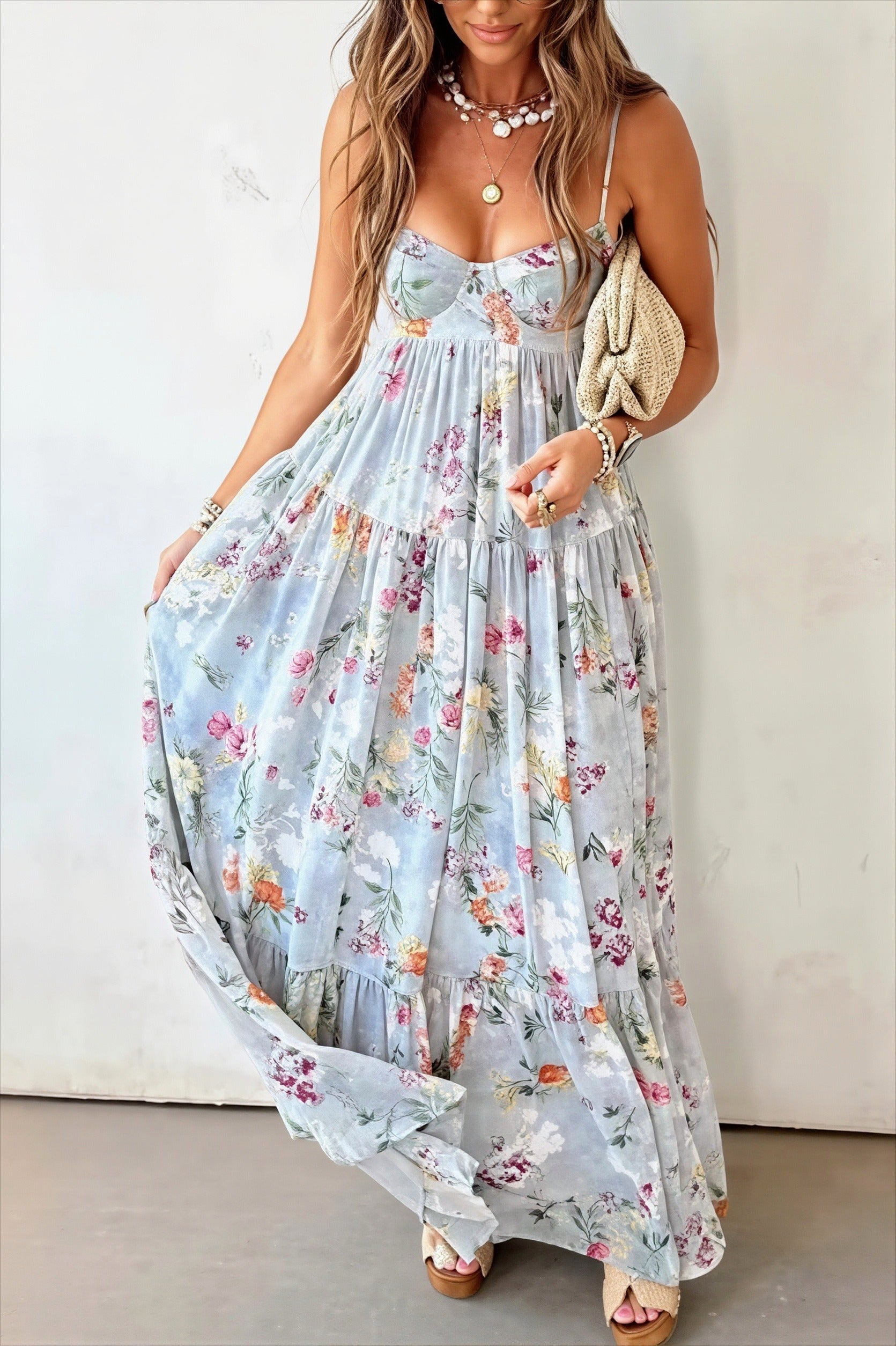 Zwiewna sukienka maxi boho w kwiatowy wzór, ujęcie z boku