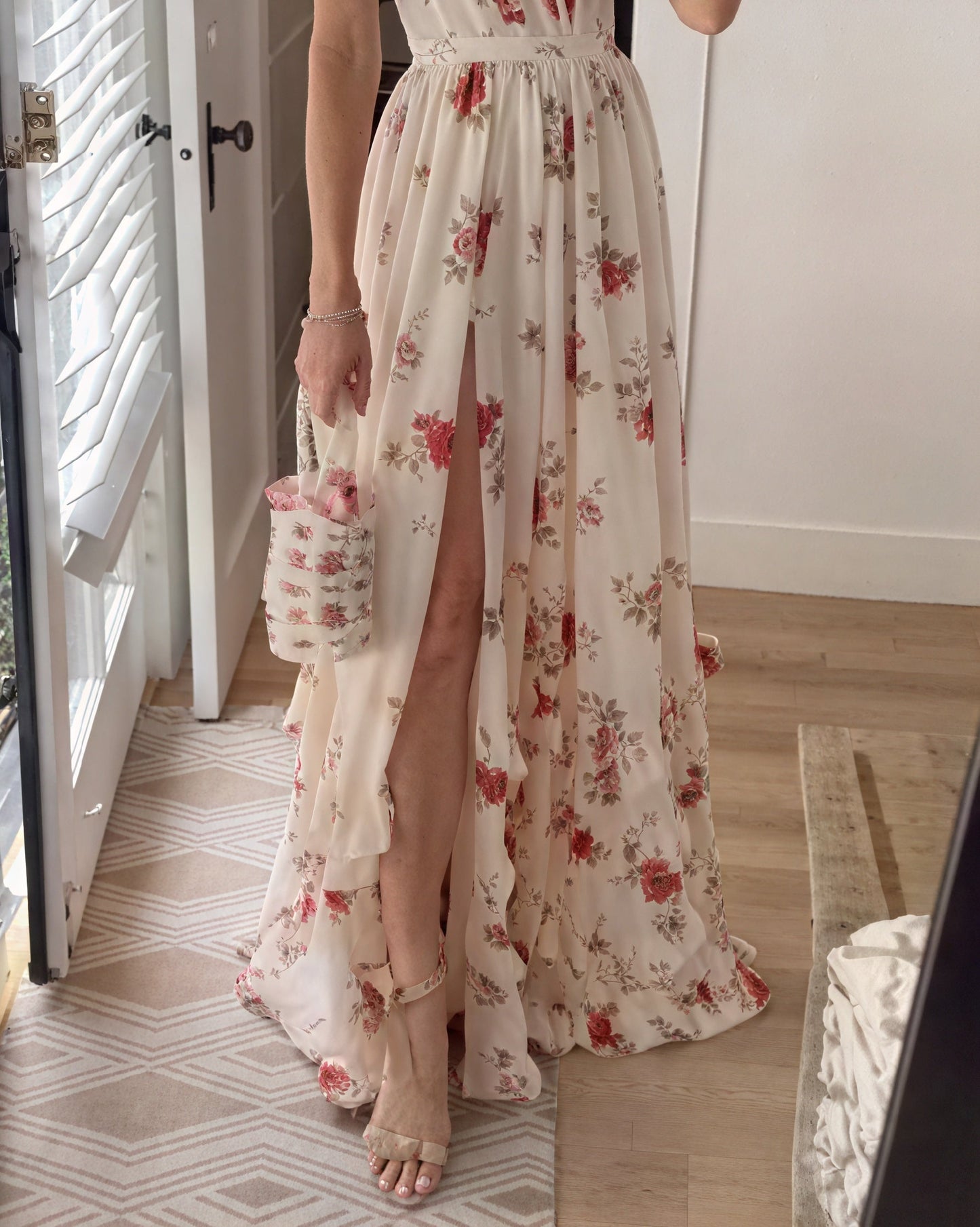 Modelka w damskiej sukience maxi w kwiaty z rozcięciem