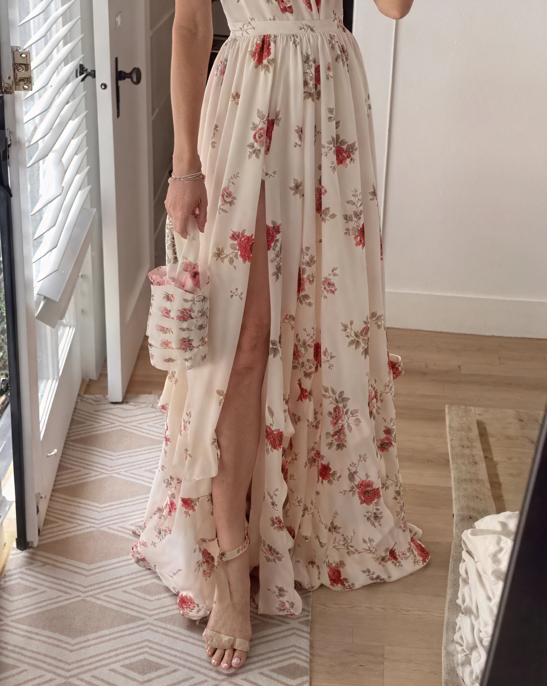 Modelka w damskiej sukience maxi w kwiaty z rozcięciem
