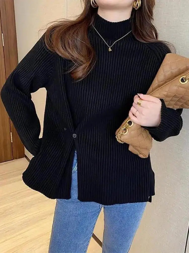 Damski sweter z dzianiny z golfem, rozcięciem i detalem guzików