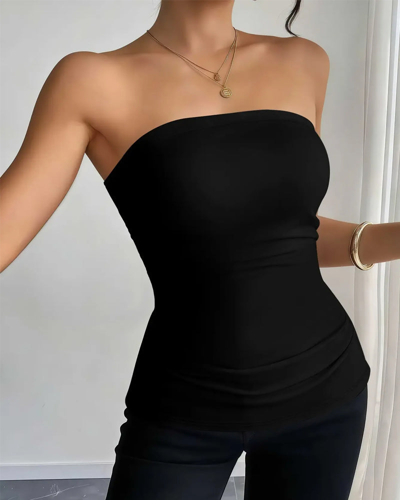 Modelka w gładkim damskim topie bandeau bez ramiączek