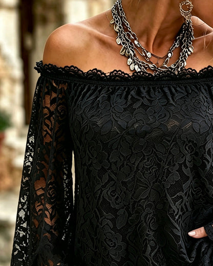 Damski top z koronką i fasonem off shoulder prezentowany z przodu