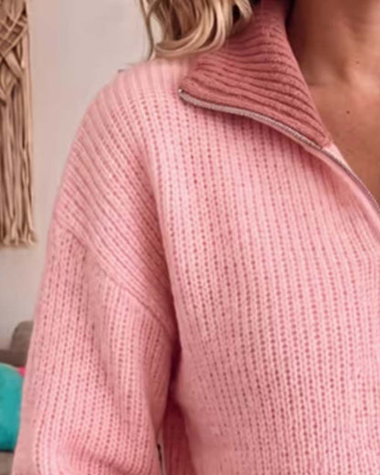 Sweter z kołnierzem i zamkiem przedstawiony z bliska