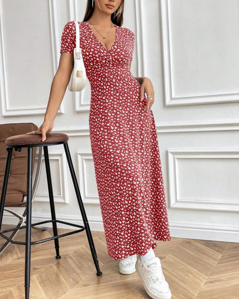 Elegancka obcisła sukienka z nadrukiem