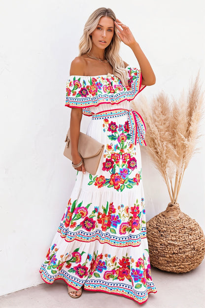 Zwiewna sukienka maxi boho z falbaną na modelce, widok z przodu