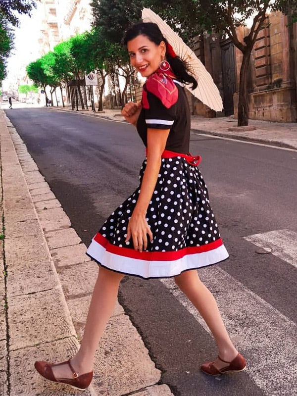 Wintage sukienka koktajlowa w grochy w stylu rockabilly z lat 50.