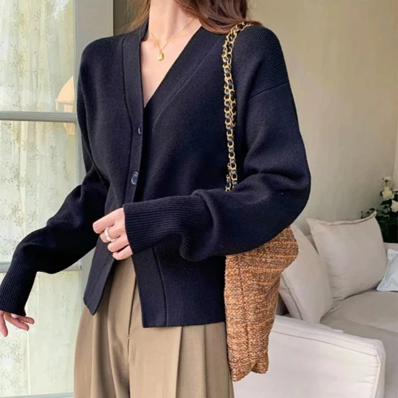 Dopasowany sweter rozpinany z dzianiny z dekoltem w serek