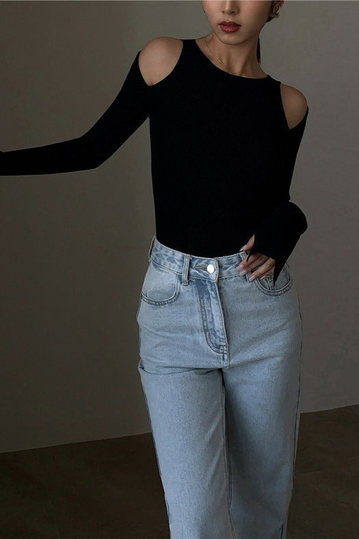 Damski top dzianinowy slim fit, detal dekoltu i faktury materiału