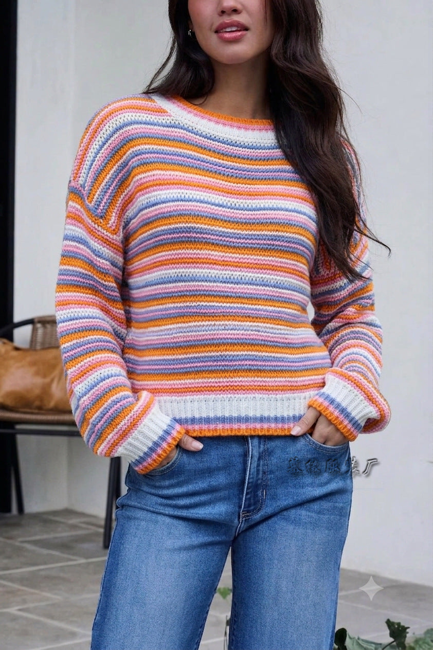 Damski sweter w paski prezentujący swobodny krój