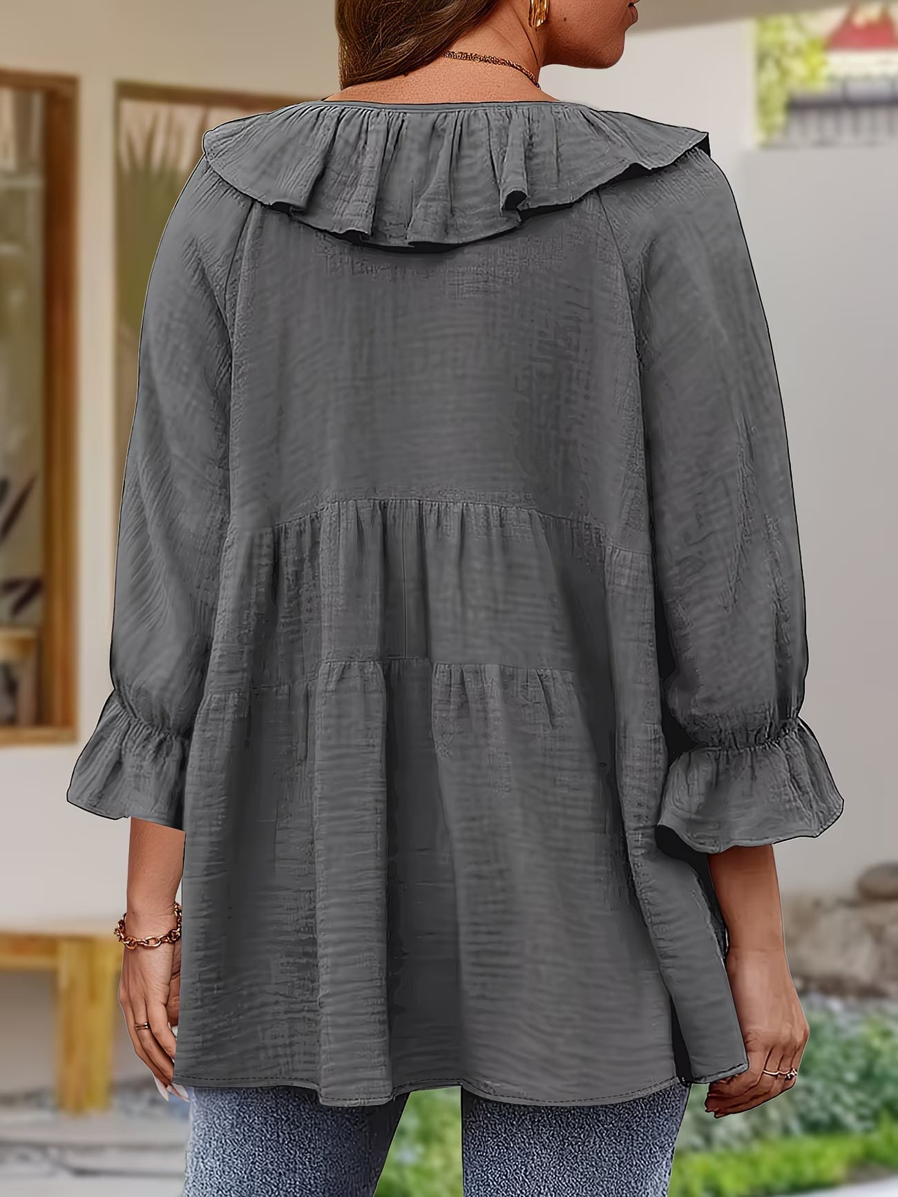 Elegancka bluzka damska z falbanką przy dekolcie