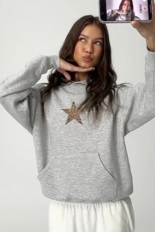 Bluza z kapturem w casualowej stylizacji na co dzień