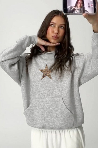 Bluza z kapturem w casualowej stylizacji na co dzień