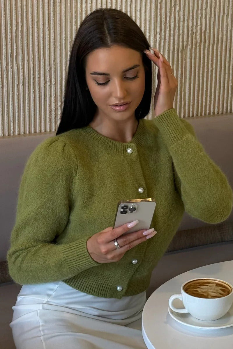 Kardigan z dzianiny prezentujący minimalistyczny fason