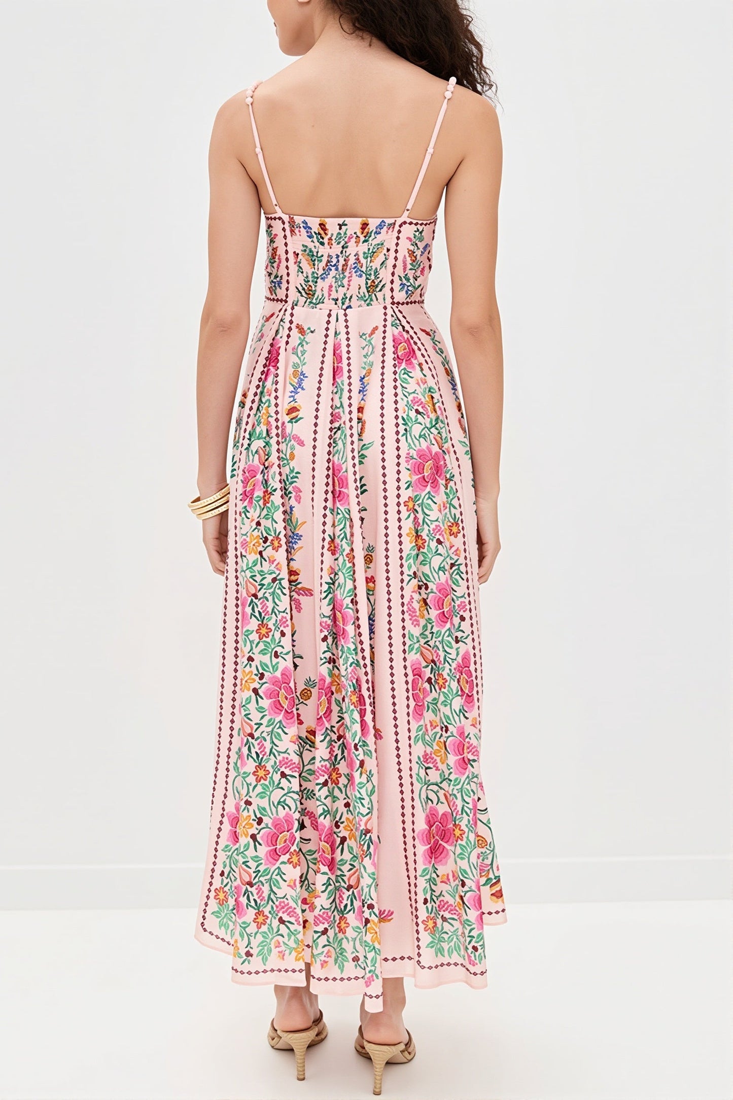 Letnia damska sukienka maxi w kwiaty w stylizacji boho