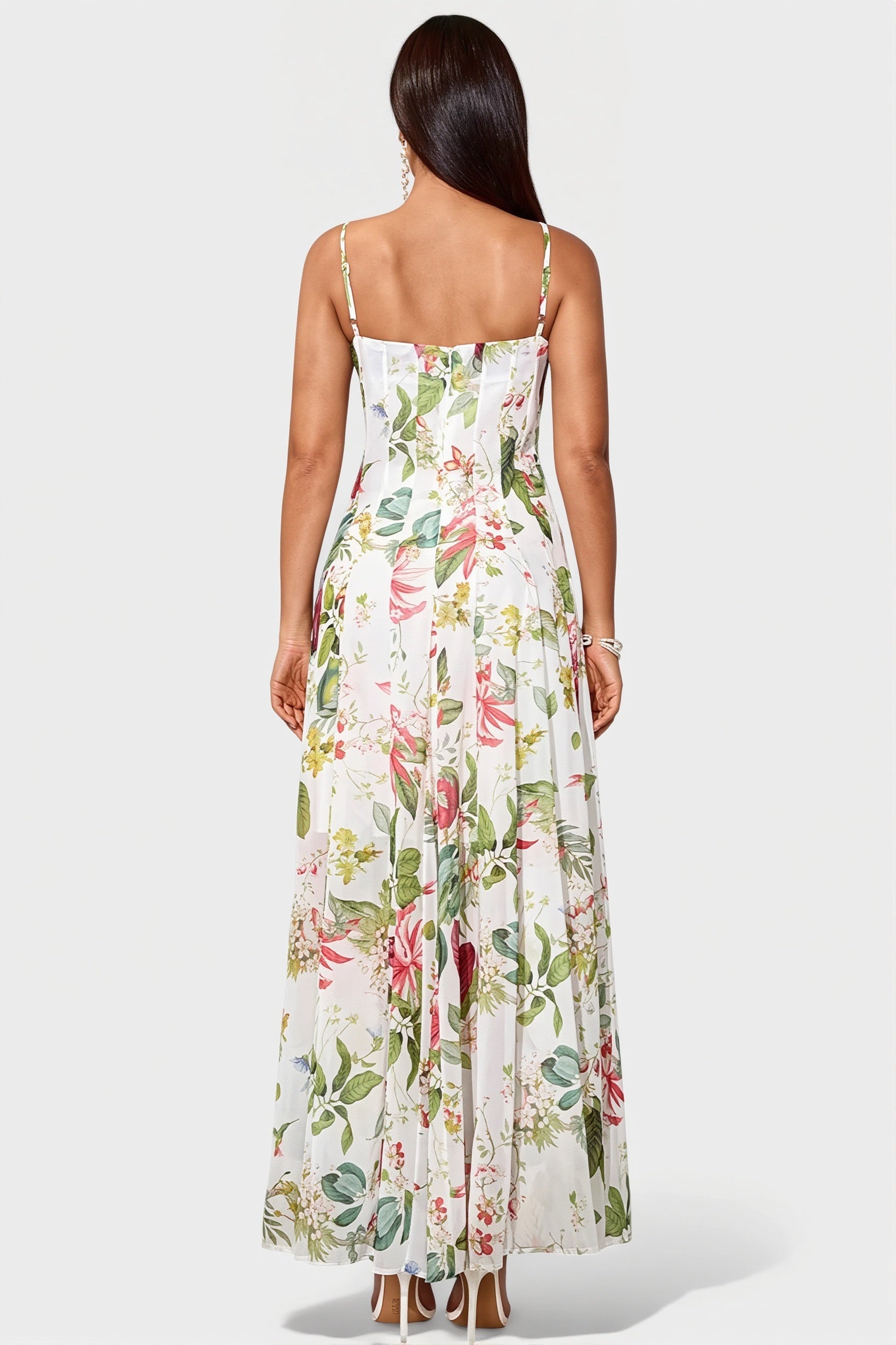 Damska letnia sukienka maxi boho prezentowana na sylwetce