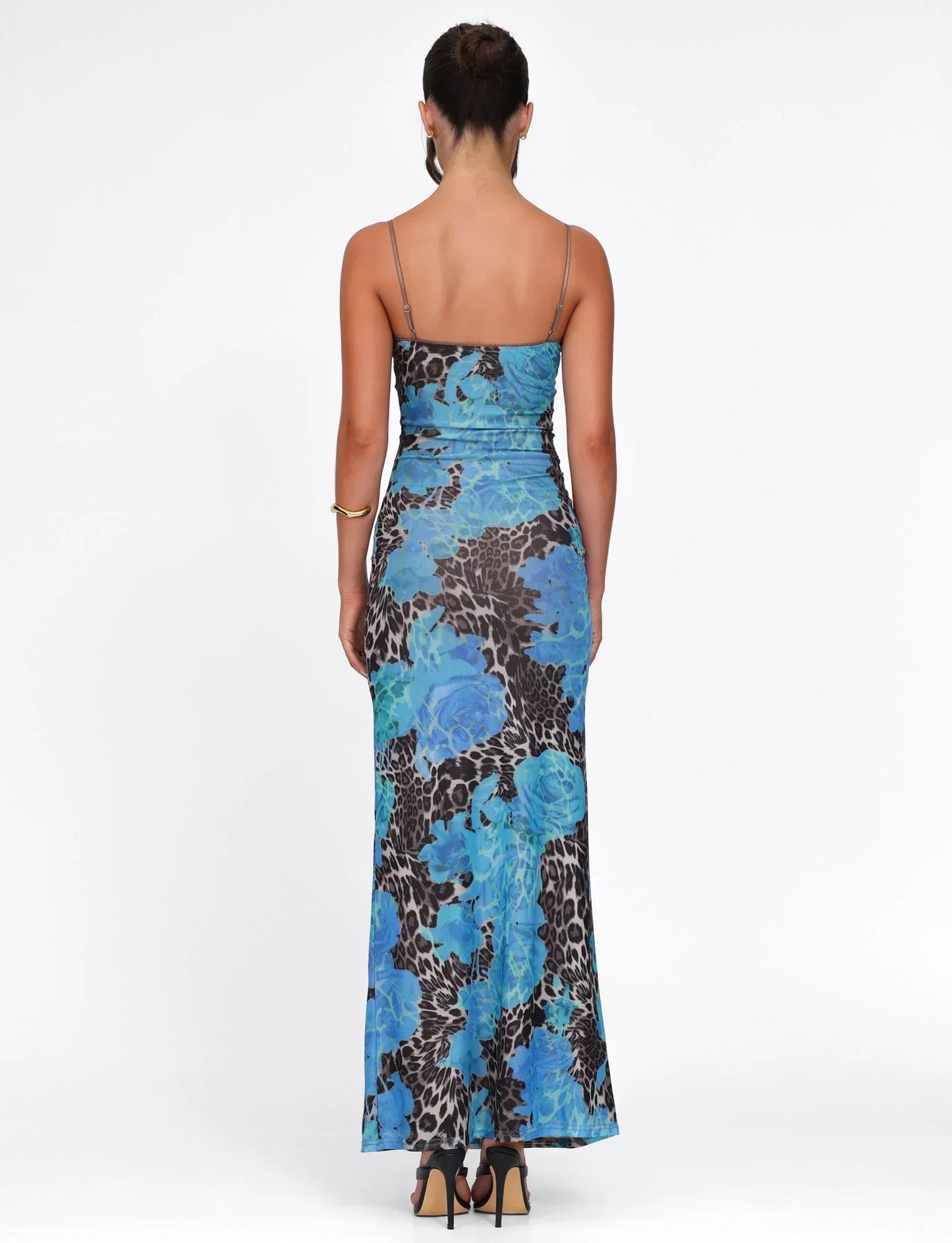 Dopasowana sukienka maxi w niebieskie kwiaty
