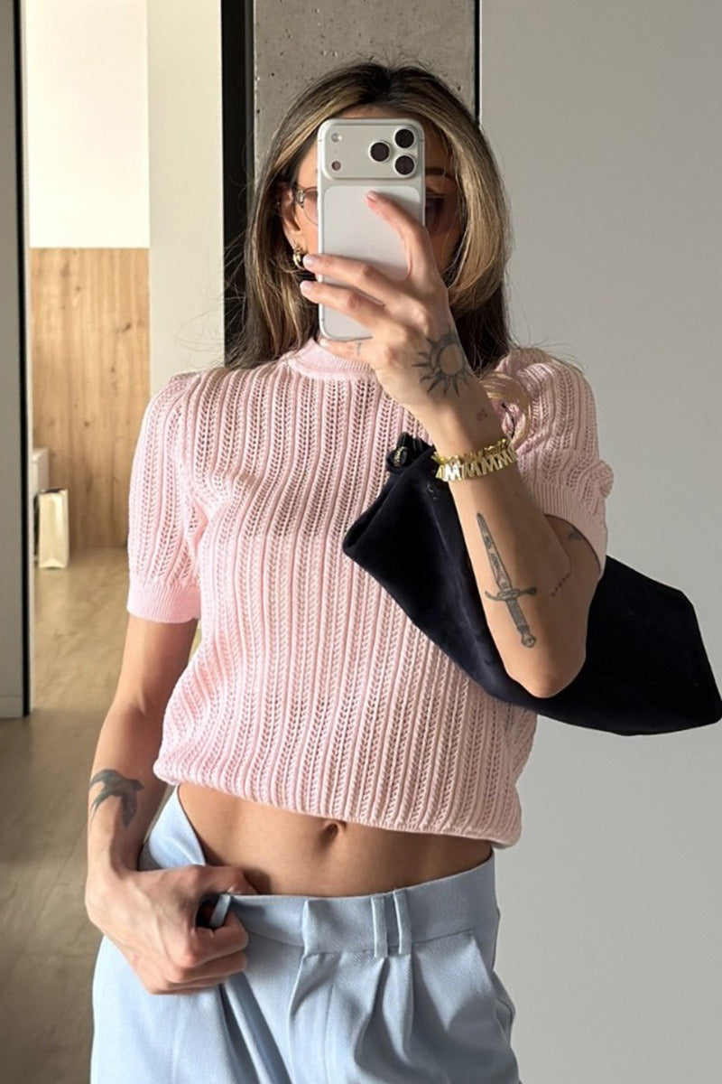 Stylizacja casual z ażurowym swetrem damskim