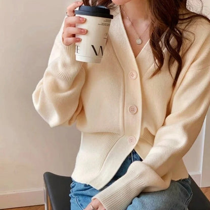 Dopasowany sweter rozpinany z dzianiny z dekoltem w serek