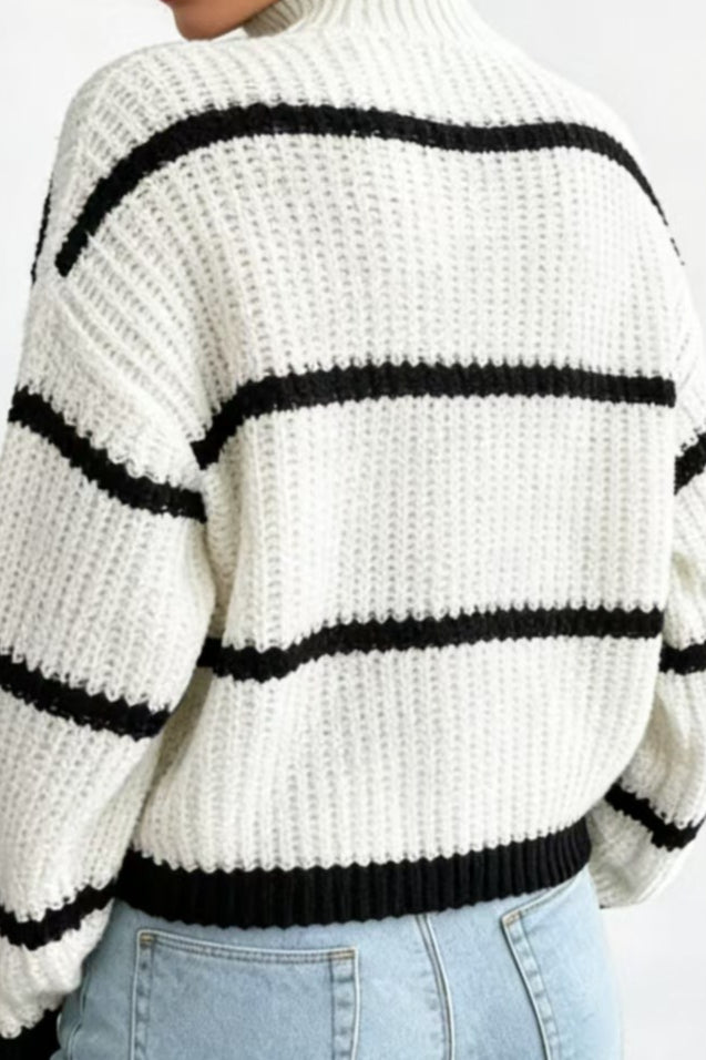 Sweter z golfem w kontrastowe paski prezentowany z przodu