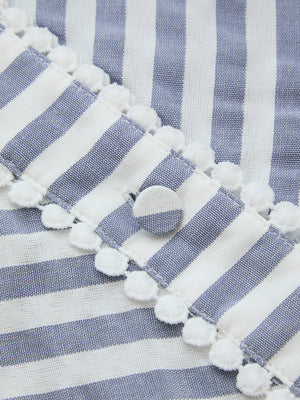 Zbliżenie na dekolt halter i wzór w paski sukienki midi
