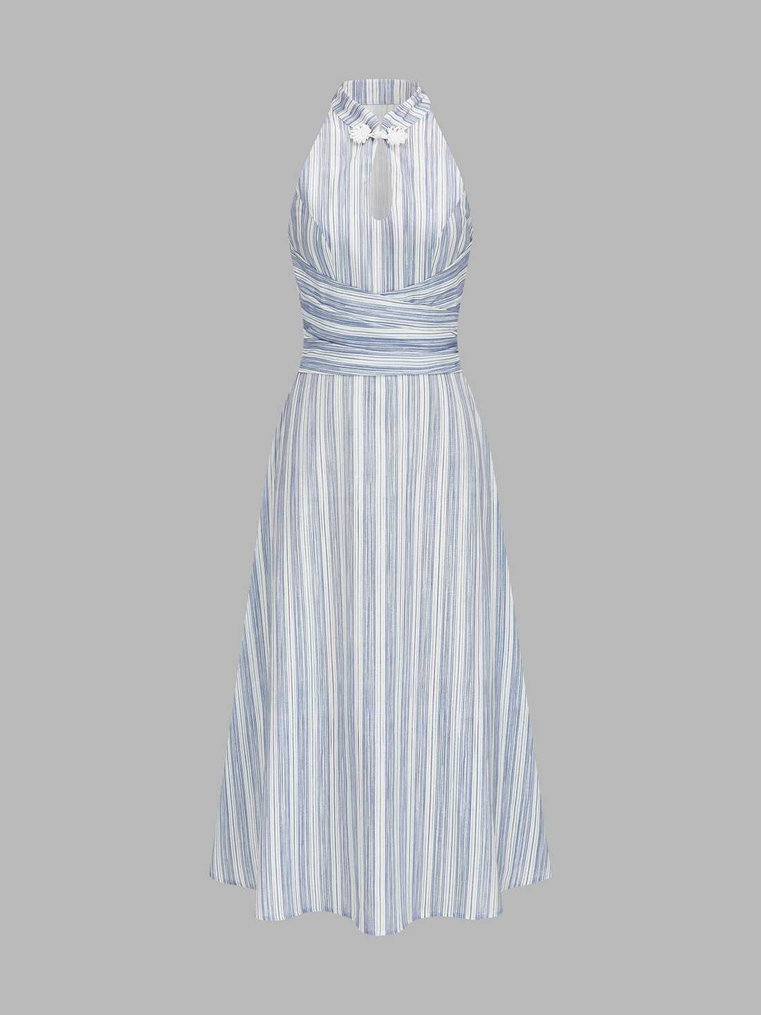 Zwiewna sukienka maxi w paski z halterem na modelce