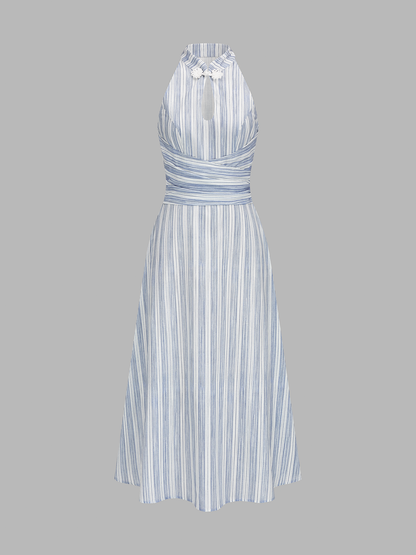 Zwiewna sukienka maxi w paski z halterem na modelce